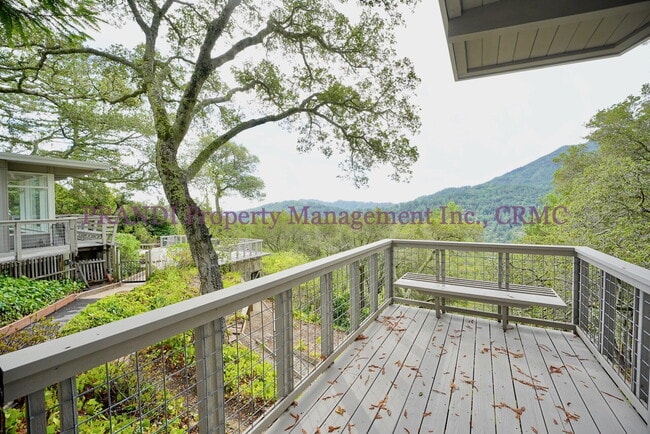 Building Photo - "Spacious 4-Bedroom Oasis with 3 Full Baths in Beautiful Kent Woodlands"