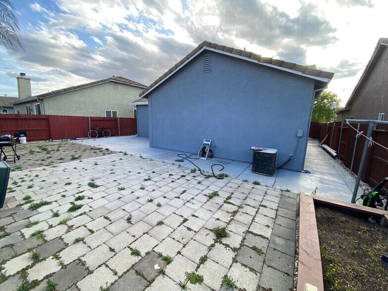 Building Photo - 686 Anna Dr