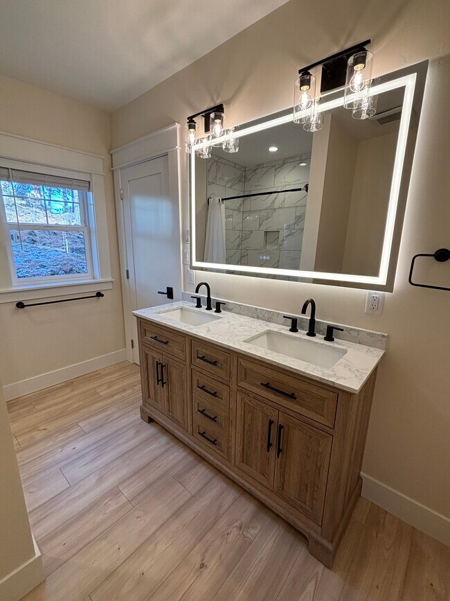 Building Photo - 480 SE Reed Market Rd