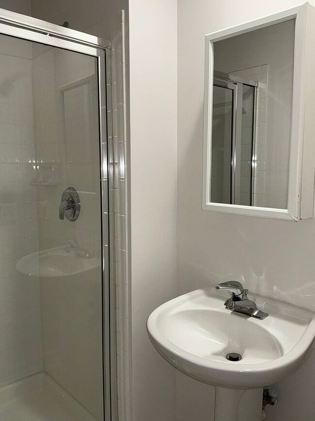 Building Photo - Beautiful 4BR 4.5BA 4 level townhome with ...