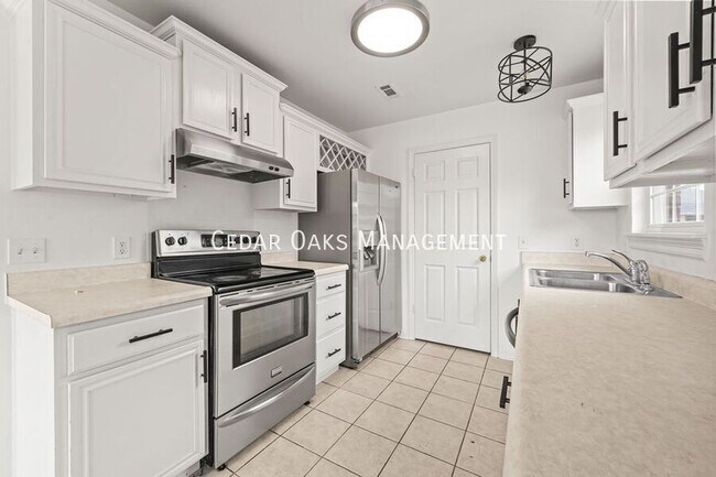 Building Photo - 911 SW Cheyenne Dr