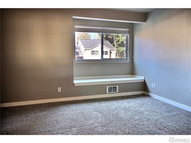 Building Photo - 2 Bed 1 Bath Condo in Remodeled Esplanade ...