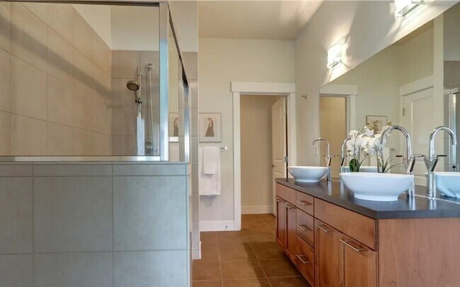 Building Photo - Bright & Spacious Townhome for Rent in a Charming, Tree-Lined Neighborhood