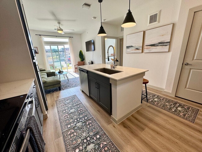 Building Photo - 1301 Leah Ave