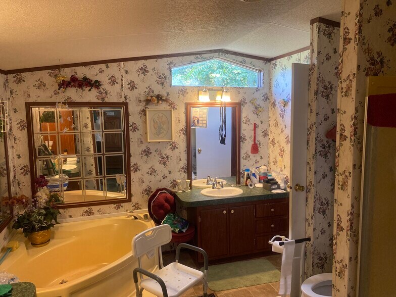 Building Photo - 222 Trailwind St