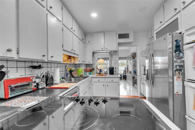 Building Photo - 9200 W Bay Harbor Dr