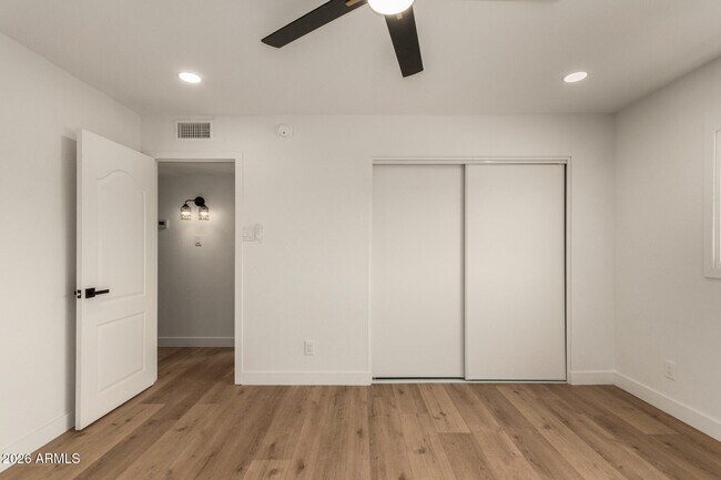 Building Photo - 516 E Greenway Dr