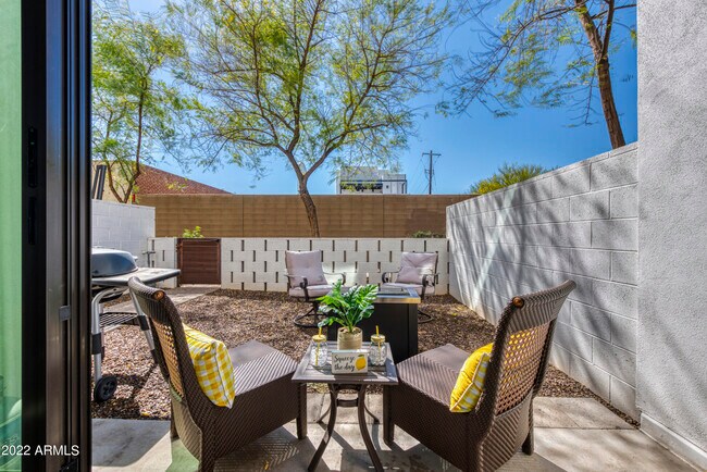 Building Photo - 540 W Mariposa St