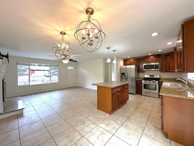 Building Photo - Updated 5 bedroom 2.5 bathroom home in Uni...
