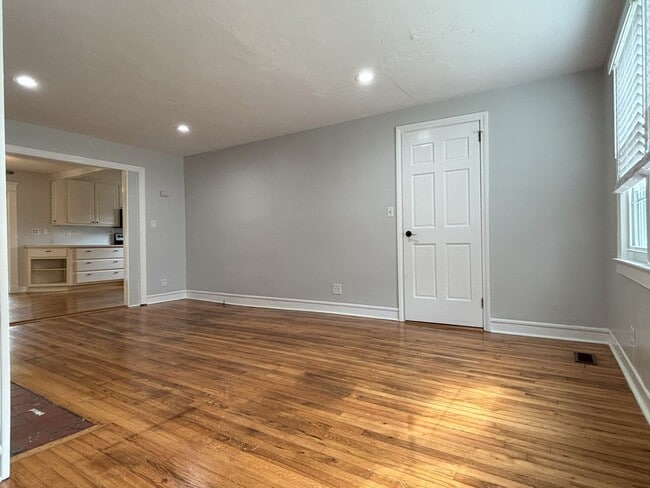 Building Photo - Get on over to Glendale!