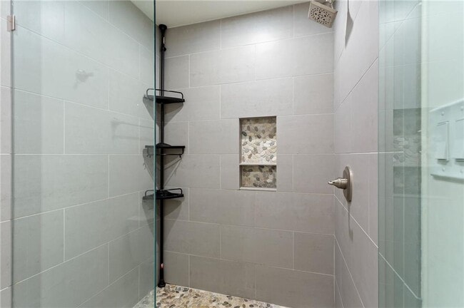 Building Photo - 3355 Pinetree Dr SE