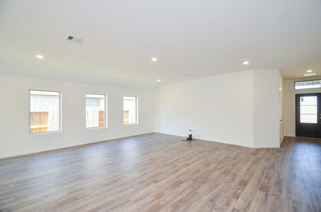 Building Photo - 3106 Stonebriar Dr