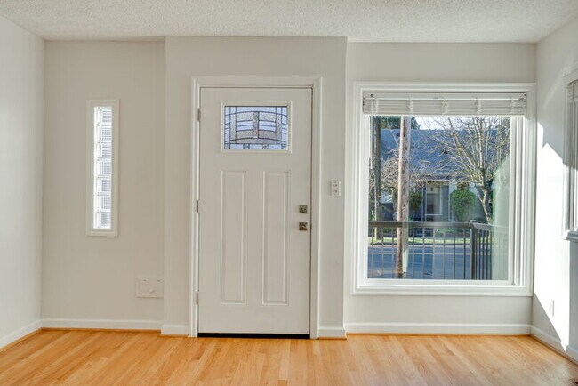 Building Photo - 1937 NE Dekum St