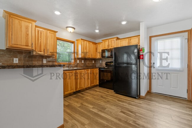 Building Photo - 305 S Elm St