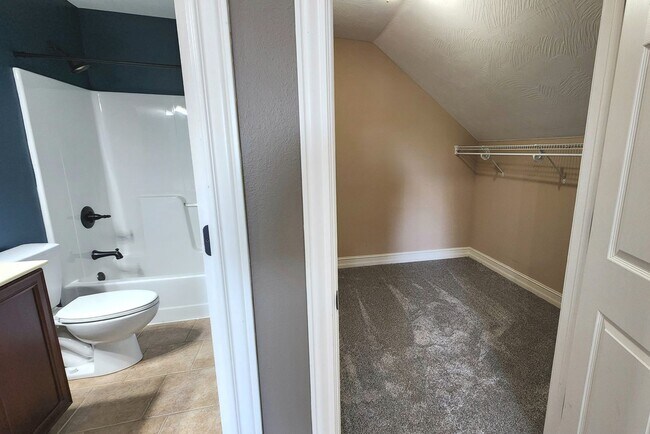 Building Photo - -NIXA- 5 bed 3 bath Home | TWO Large Maste...
