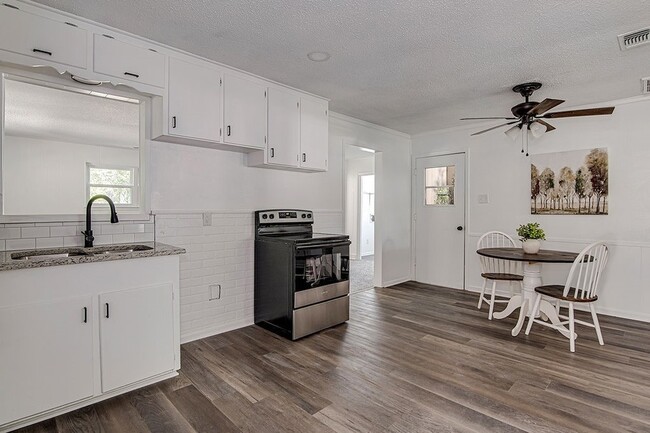 Building Photo - 541 NW Lorna St