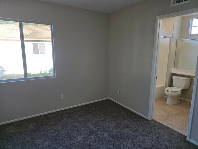 Building Photo - 4 Bedroom Home in Paloma del Sol. Fresh Pa...