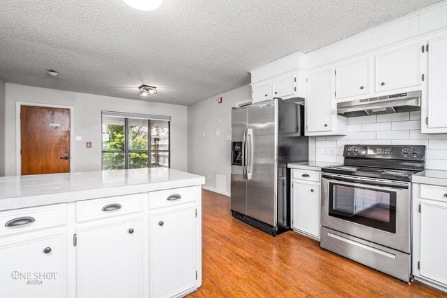 Building Photo - 951 Kenwood Dr