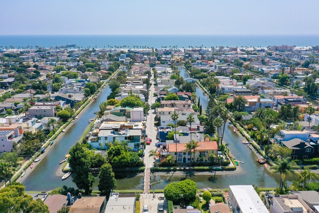 Building Photo - 2429 Ocean Ave