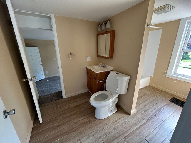 Building Photo - 2 Bedroom Apartment in Caledonia - Available Immediately