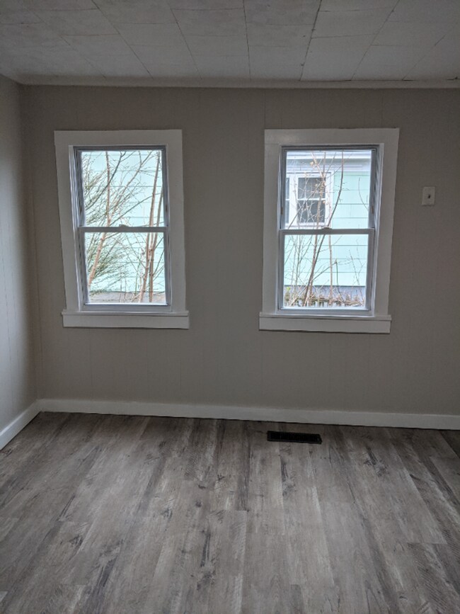 Building Photo - Adorable, Affordable, Available!! Complete Reno!!