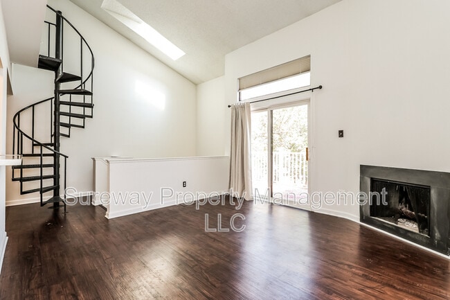 Building Photo - 806 Gregorys Way