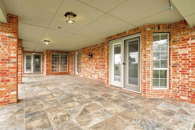 Building Photo - Amazing Home in Desirable Location