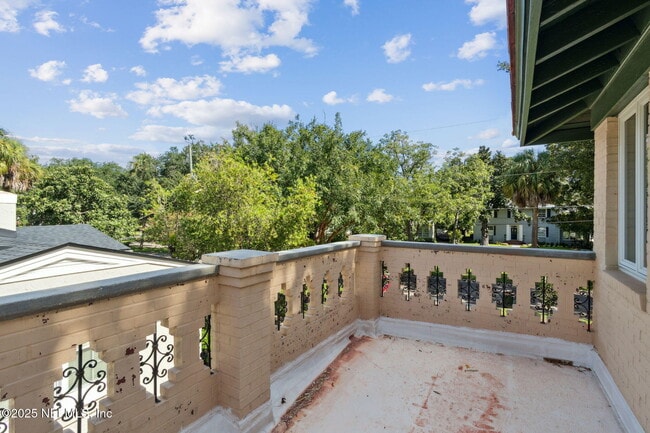 Building Photo - 2334 Broadmoor Ln