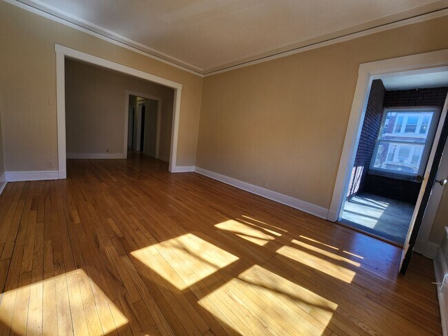Building Photo - Large 3-bed/1-bath Apartment in the Heart of Rogers Park!