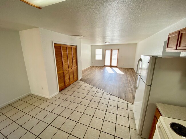 Building Photo - Candler - Two Bedroom updated apartment