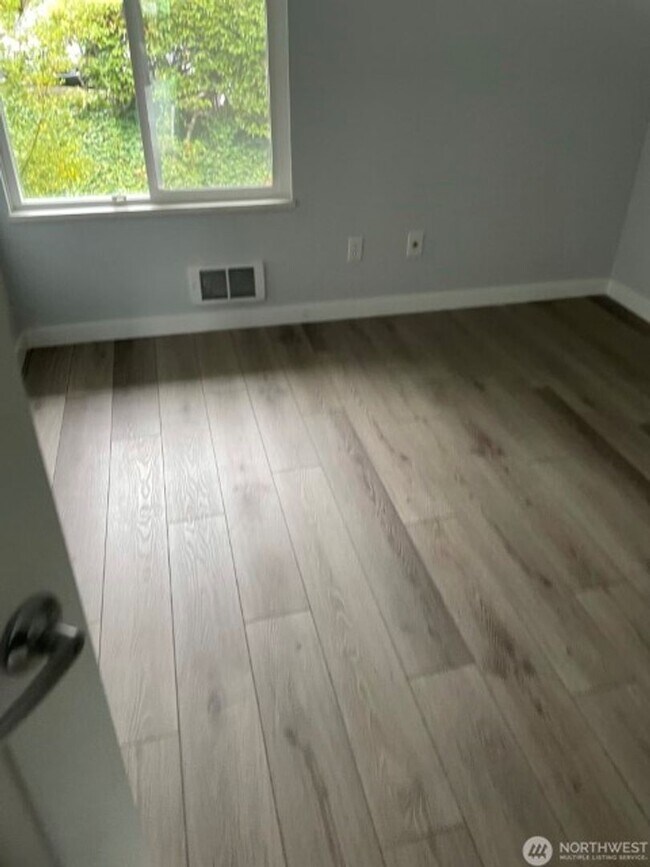 Building Photo - 2bd/1.75ba Mercer Island Condo