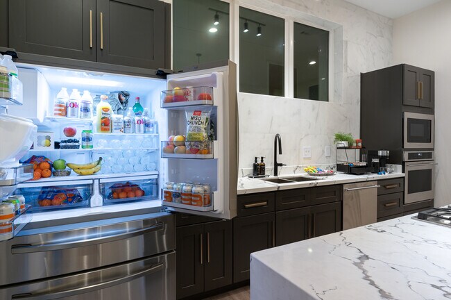 Building Photo - 913 Thompson St