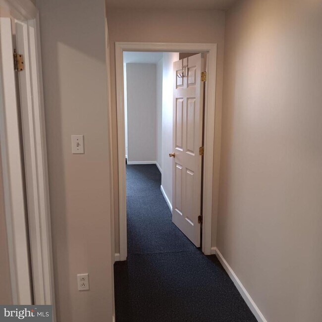 Building Photo - 1732 W Diamond St