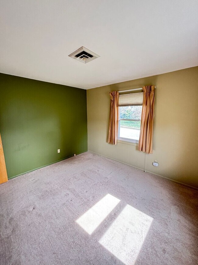 Building Photo - Spacious 3br Home for rent located in Whitehall, Echo Heights!