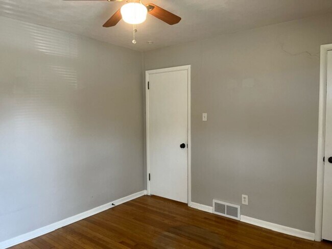 Building Photo - Super Cute 2 Bed 1 Bath House!