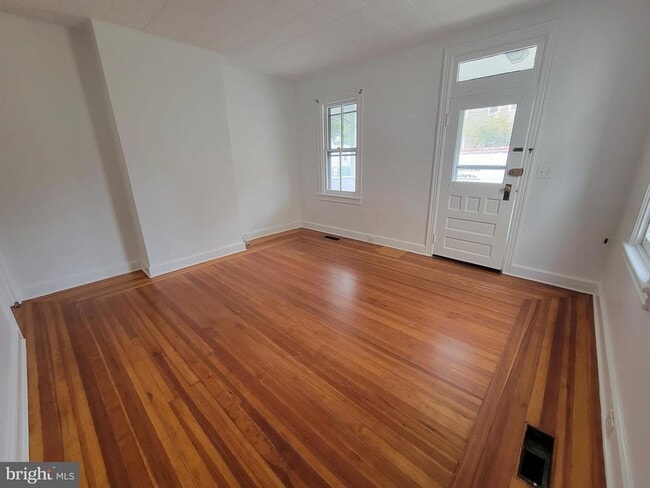 Primary Photo - 10 Charlton St