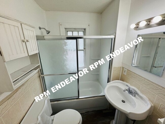 Building Photo - 2bedroom located in Hillsdale Move in Read...