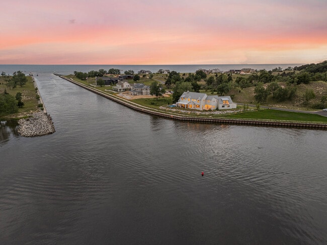 Building Photo - 6736 Saugatuck Bch Rd