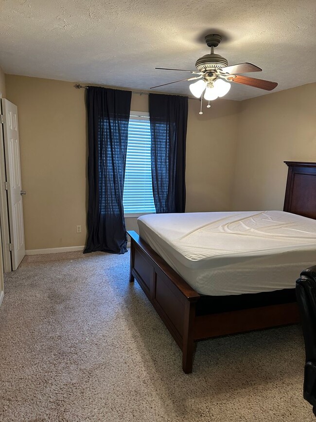 Building Photo - College Station - 1-bedroom, 1-bath Condo ...