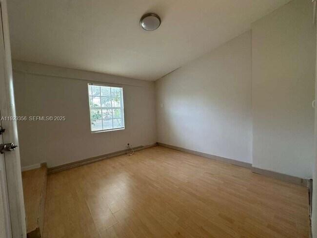 Building Photo - 1790 NE 18th St