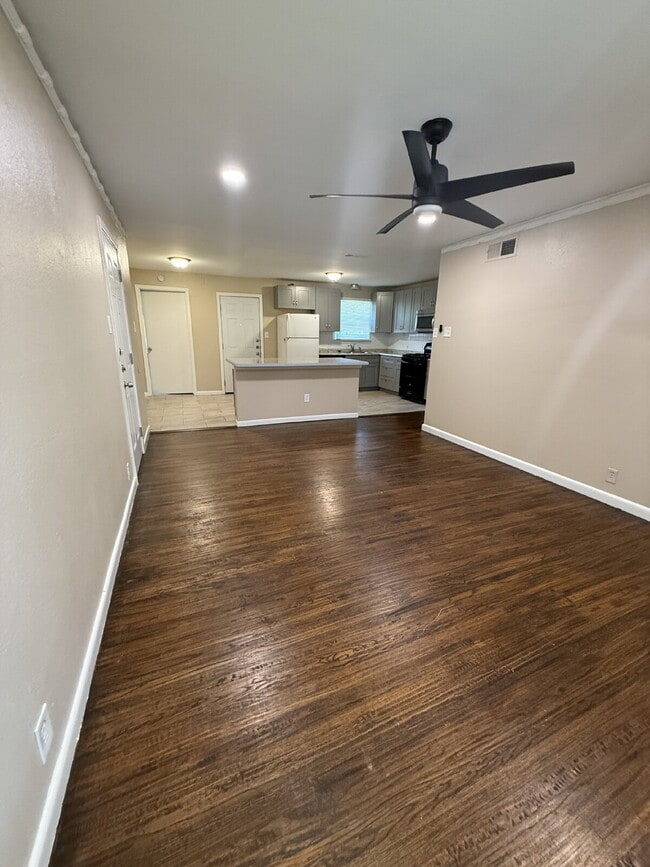 Building Photo - "Charming 4-Bedroom Dallas Retreat with 2 ...