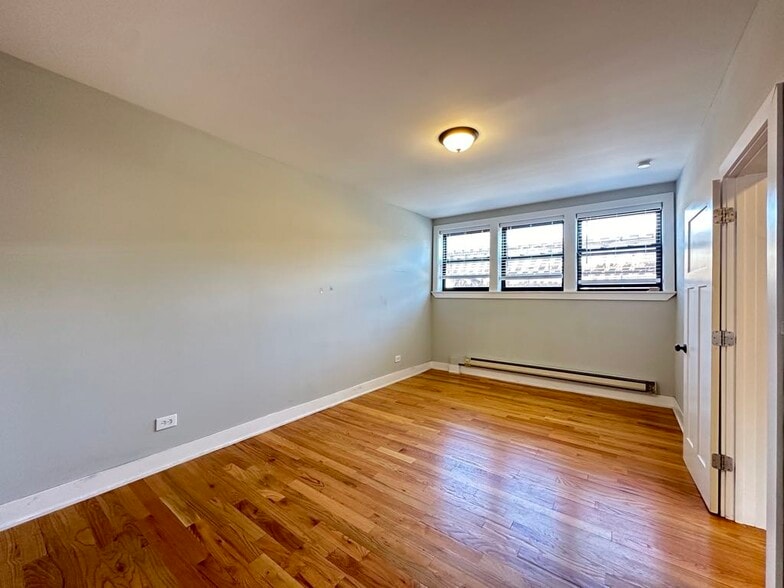 Building Photo - 4433 N Wolcott Ave