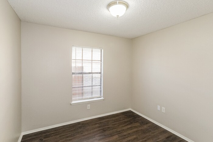 Building Photo - 410 Wellington Dr