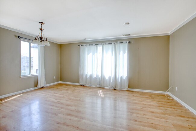 Building Photo - Lovely 2 bed 1.5 bat Condo is quiet Stamford Neighborhood