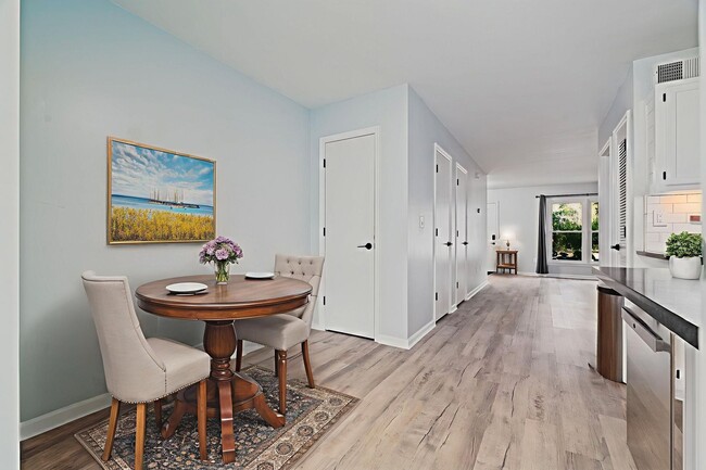 Building Photo - Modern Comfort on James Island!