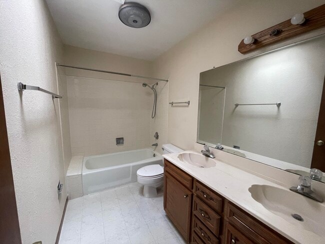 Building Photo - 6511 Amposta Dr