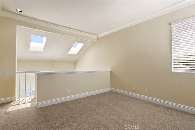 Building Photo - 11 Reina