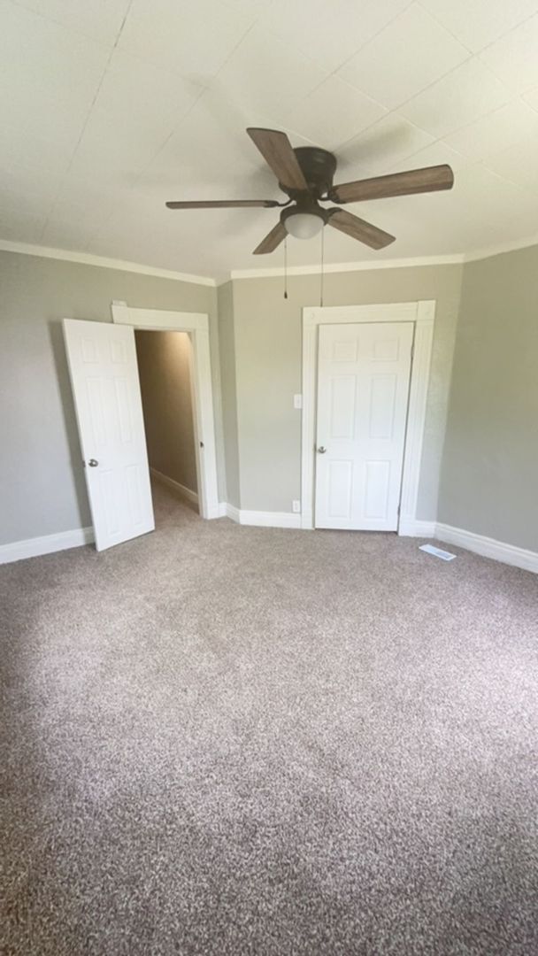 Building Photo - Fully Renovated Spacious 3 Bedroom 1.5 Bat...