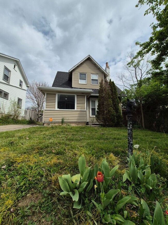 Primary Photo - Get this adorable 3-bedroom 2 full bath ho...