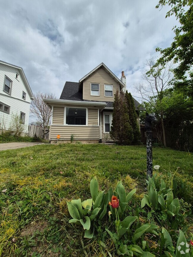 Building Photo - Get this adorable 3-bedroom 2 full bath ho...